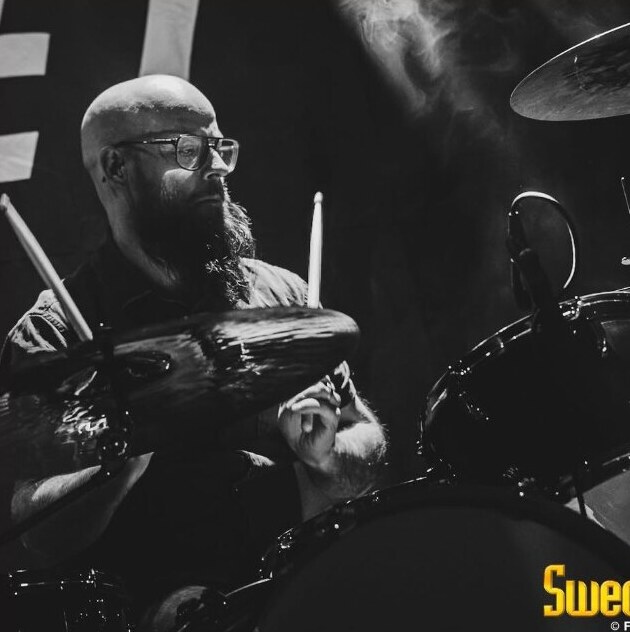 Drummer behind the kit, black and white (Musiklyftet, Sandviken, 24 Jan 2026)