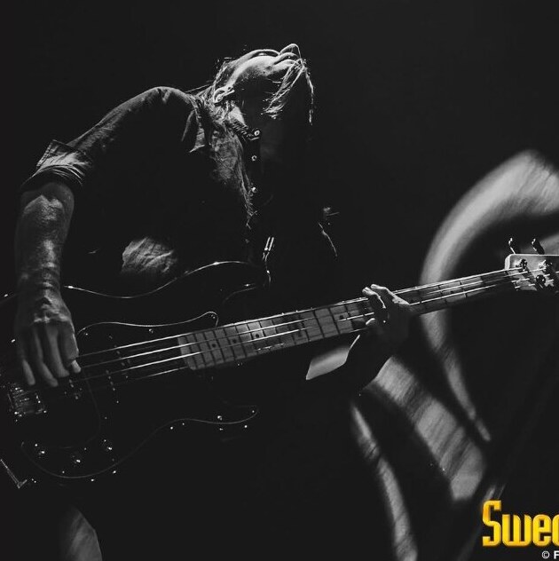 Bassist playing, black and white (Musiklyftet, Sandviken, 24 Jan 2026)